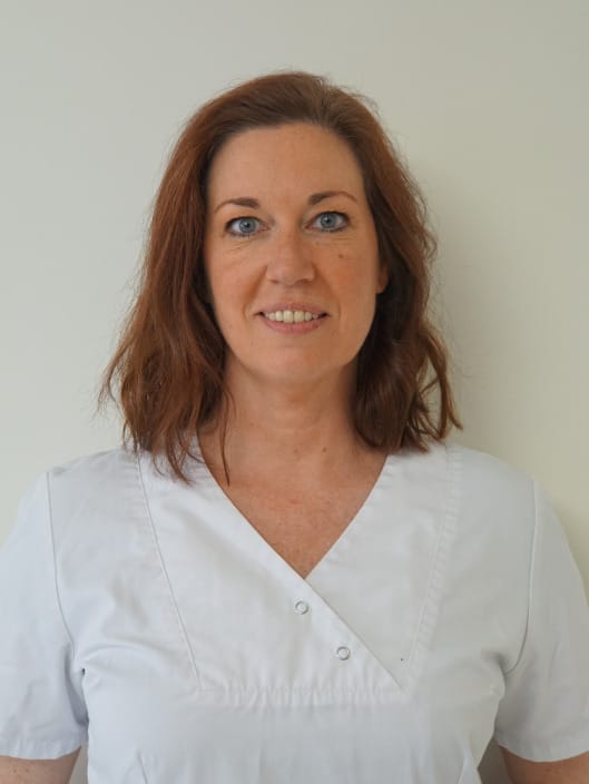 Tandarts Ellen Rijckaert in een witte medische tuniek